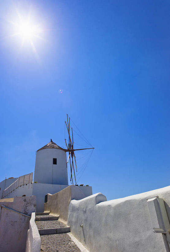 无人,竖图,室外,白天,仰视,旅游,度假,灌溉,美景,楼梯,风车,希腊,欧洲,阴影,环保,光线,影子,阶梯,墙,景观,娱乐,墙壁,墙面,台阶,蓝色,蓝天,天空,阳光,自然,天,享受,休闲,景色,放松,能源,晴朗,回收,资源,浇灌,荷兰风车,基克拉迪群岛,圣托里尼岛,自然风光,利用,低碳,循环,希腊共和国,万里无云,磨坊,持续,基克拉泽斯群岛,伊亚,晴空,晴空万里,彩图,低角度拍摄