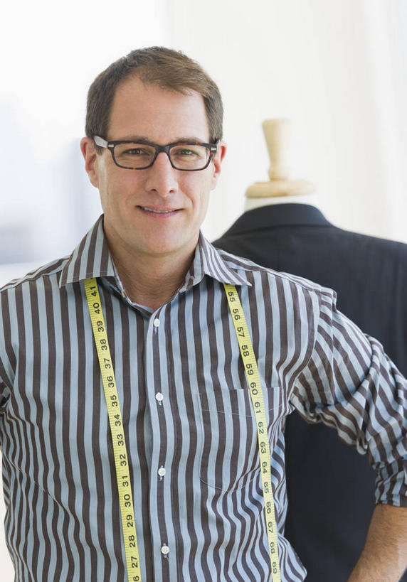 西方人,一个人,设计师,裁缝,站,笑,微笑,竖图,室内,白天,正面,衬衫,西装,集体,欧洲,欧洲人,仅一个男性,仅一个人,仅一个中年男性,一副,套装,正装,测量,皮尺,人造模特,眼镜,刻度,领带,利益,注视,职业装,尺,观察,看,站着,服装设计师,团体,奋斗,道具,观看,测量工具,尺子,愿望,察看,组织,腰围尺,象征,庄重,工作室,关注,努力,身份,近视眼镜,服装师,模特道具,时装道具,量具,量仪,塑料卷尺,服装尺,裁缝尺,正式,地位,理想,男人,男性,中年男性,白种人,裁缝师,美术设计员,设计,设计家,设计者,站立,半身,彩图,衬衣,包布模特,服装立裁人台,人台,试衣模特,试衣人台