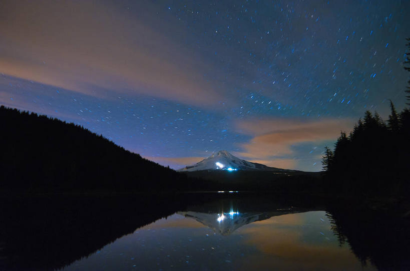 无人,横图,室外,夜晚,正面,旅游,度假,湖,湖泊,美景,森林,树林,水,植物,美国,阴影,光线,影子,湖面,景观,水流,水面,云,云朵,灯光,云彩,娱乐,树,树木,蓝色,绿色,白云,倒影,蓝天,天空,自然,湖水,天,享受,休闲,景色,放松,生长,成长,倒映,北美,北美洲,自然风光,美洲,俄勒冈州,俄勒冈,北亚美利加洲,亚美利加洲,落日之州,水獭之州,海狸州,反照,胡德山,彩图,美利坚合众国