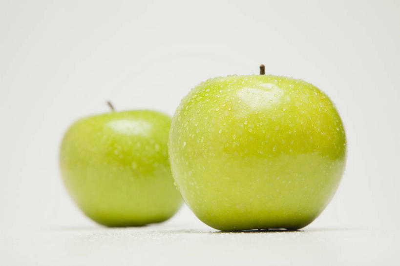 无人,横图,室内,特写,白天,白色背景,正面,苹果,水果,阴影,新鲜,反射,影子,生食,食品,果实,食物,两个,绿色,青苹果,摄影,有机食品,绿色食品,影棚,彩图,影棚拍摄,拍摄