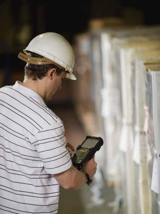 西方人,一个人,工厂,站,竖图,室内,白天,工作服,制服,帽子,欧洲,欧洲人,仅一个男性,仅一个人,一堆,许多,握,阴影,堆叠,堆积,朦胧,模糊,反射,分析,包装,头盔,影子,纸箱,注视,工人,仅一个年轻男性,背面,白色,安全帽,容器,箱子,低头,观察,看,站着,握着,观看,堆,扫描,察看,关注,纸板箱,包装箱,条形码扫描器,一顶,条形码阅读器,工作制服,男人,男性,年轻男性,白种人,站立,半身,彩图,工作套服,工地,制造厂