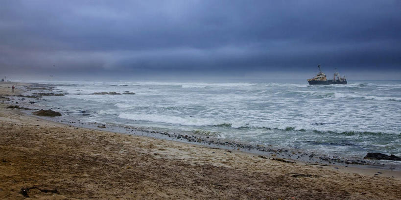 无人,竖图,室外,白天,正面,旅游,度假,海浪,海洋,美景,沙滩,暴风雨,暴雨,大暴雨,非洲,纳米比亚,朦胧,模糊,沙子,海岸,景观,浪花,水平线,乌云,云,阴天,云朵,辽阔,海平线,沙地,云彩,娱乐,天空,自然,海水,天,享受,休闲,广阔,景色,放松,一望无际,昏暗,阴沉,自然风光,海景,纳米比亚共和国,无边无际,一马平川,大海,风浪,海,海水的波动,海滩,近岸浪,涌浪,彩图,水天相接,水天一线