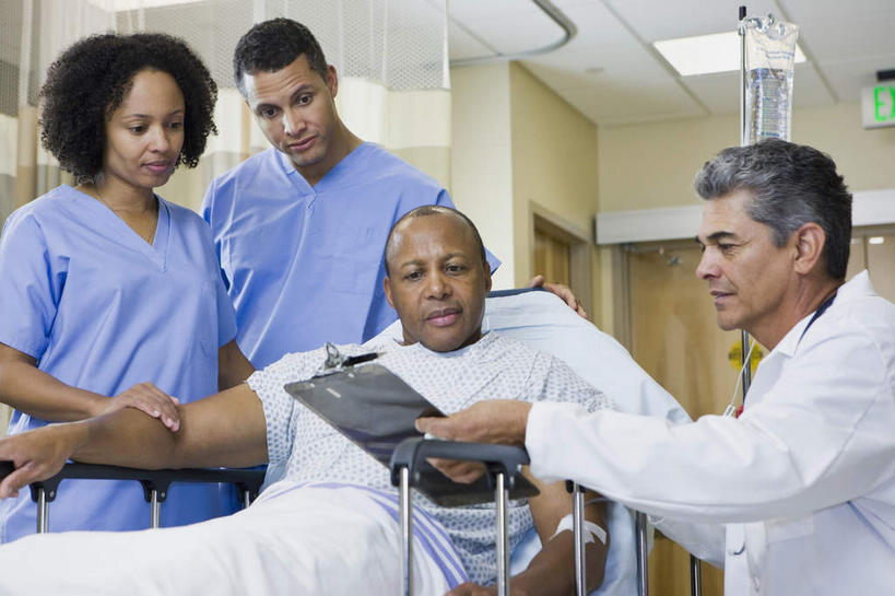 西方人,四个人,医生,病人,医院,站,坐,躺,竖图,室内,白天,正面,工作服,制服,床,照明,欧洲,非洲,黑人,欧洲人,握,服装,灯光,床单,拿,拿着,注视,被子,顶灯,灯,衣服,病床,灯具,观察,看,站着,医护人员,医疗人员,针管,针筒,握着,注射,服饰,观看,照亮,察看,医疗,医疗设备,注射器,被单,输液,衣着,照明设备,穿着,关注,病患,记录板,打点滴,记事板,把脉,医疗机构,输液瓶,病号服,静脉输液,工作制服,衣饰,切脉,评脉,卧着,男人,男性,女人,女性,中年男性,中年女性,白种人,非洲人,大夫,患者,就医者,躺着,卧,站立,坐着,半身,彩图,工作套服,病院,诊所,护理床,医疗床