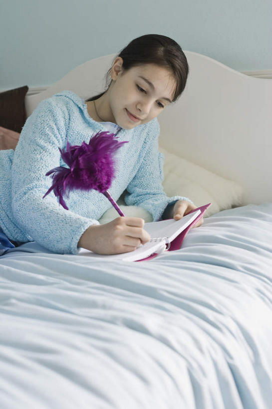 西方人,一个人,躺,竖图,室内,白天,正面,床,卧室,欧洲,欧洲人,仅一个年轻女性,仅一个女性,仅一个人,握,服装,笔,双人床,办公用品,床单,记事本,拿,拿着,注视,休闲装,被子,文具,衣服,本子,笔记本,学习用品,观察,看,休闲,休闲服,握着,服饰,观看,羽毛笔,文具用品,察看,书写,被单,关注,卧着,年轻女性,女人,女性,白种人,躺着,卧,半身,彩图,睡房,卧房