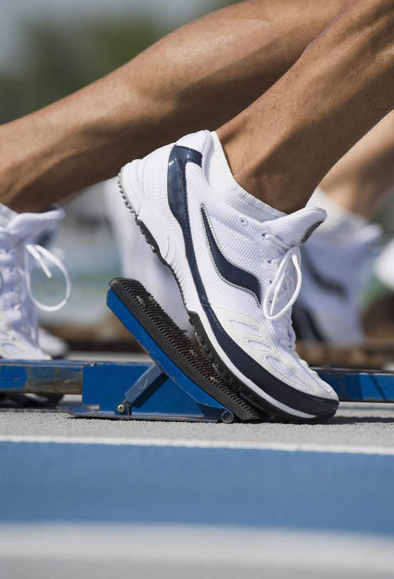 西方人,腿部,腿,两个人,运动员,体育馆,运动场,起跑线,起点,竖图,室外,特写,白天,侧面,运动鞋,鞋子,欧洲,非洲,黑人,欧洲人,准备,阴影,开始,朦胧,模糊,光线,起跑器,影子,跑道,体育场,踩,阳光,踩着,田径场,休闲鞋,塑胶跑道,助跑器,起始,运动馆,男人,男性,年轻男性,中年男性,非洲人,体育运动员,运动选手,半身,彩图,起跑点,全天候田径运动跑道