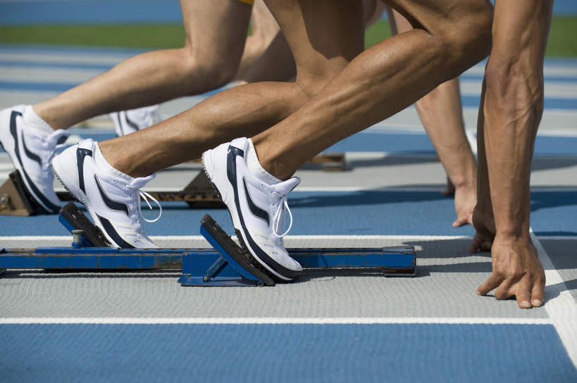 西方人,手,腿部,腿,三个人,运动员,体育馆,运动场,起跑线,起点,蹲,横图,室外,特写,白天,侧面,运动鞋,鞋子,欧洲,非洲,黑人,欧洲人,双手,一排,撑,阴影,开始,朦胧,模糊,整齐,光线,起跑器,影子,跑道,体育场,排列,阳光,手部,田径场,休闲鞋,撑着,队列,塑胶跑道,助跑器,起始,运动馆,男人,男性,年轻男性,白种人,非洲人,体育运动员,运动选手,蹲着,半身,彩图,起跑点,全天候田径运动跑道