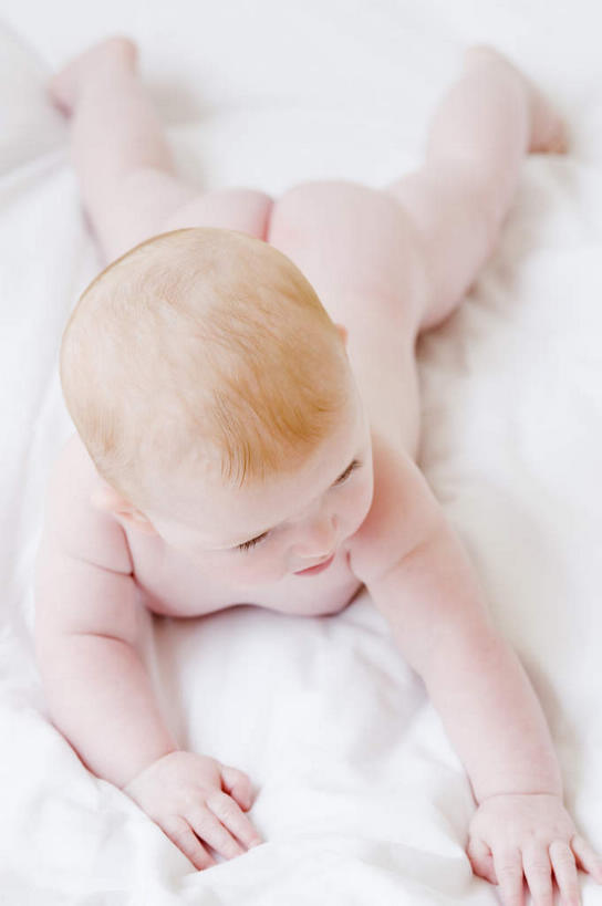 西方人,婴儿,儿童,一个人,竖图,俯视,室内,白天,纯洁,安全,床,卧室,欧洲,欧洲人,仅一个人,注视,裸露,小孩,白色,观察,看,趴着,舒服,可爱,单人床,活泼,赤裸,婴儿用品,观看,婴儿床,保护,察看,舒适,关注,宝宝,裸,纯真,烂漫,无邪,婴儿房,伶俐,天真,白种人,孩子,趴,彩图,高角度拍摄,全身,睡房,卧房