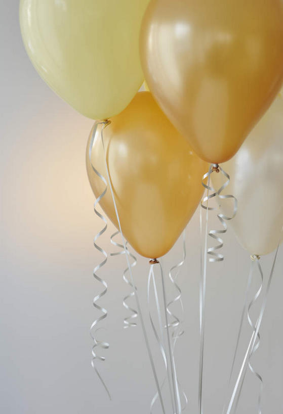 无人,竖图,室内,特写,白天,白色背景,正面,游戏,静物,玩具,许多,阴影,漂浮,装饰,反射,螺旋,丝绸,丝带,影子,塑料,缎带,玩,娱乐,绸带,黄色,白色,气球,塑料制品,休闲,橙色,充气玩具,橡胶,益智,摄影,影棚,活动,华丽,修饰,点缀,发泄,消遣,智力,橡胶制品,宣泄,衬托,美观,雅致,雅观,玩耍,嬉戏,彩图,影棚拍摄,拍摄