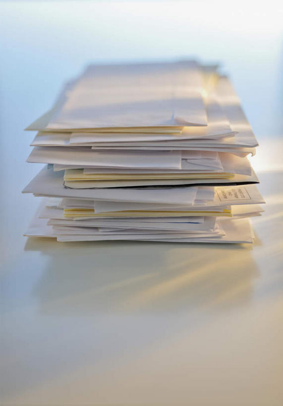 无人,竖图,室内,特写,白天,白色背景,正面,购物,消费,桌面,桌子,静物,阴影,朦胧,模糊,反射,传递,信息,影子,邮件,联系,联络,邮递,金融,通信,摄影,影棚,信件,账单,选购,邮政,贸易,债务,血拼,彩图,影棚拍摄,拍摄