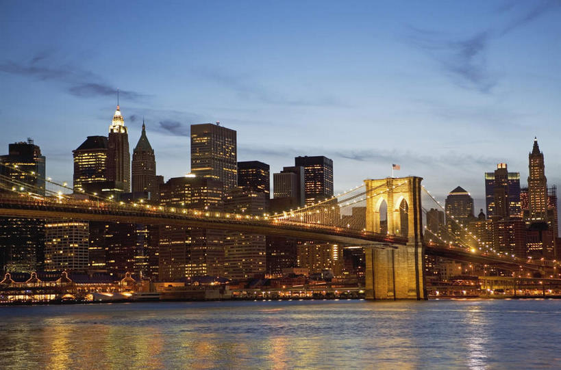 无人,高楼大厦,横图,室外,夜晚,仰视,度假,草地,草坪,河流,石头,美景,水,植物,城市风光,标志建筑,城市,大桥,大厦,地标,建筑,摩天大楼,桥梁,夜景,纽约,美国,阴影,光线,石子,影子,河水,景观,水流,云,云朵,建筑群,桥,灯光,曼哈顿,云彩,娱乐,建设,草,蓝色,绿色,白云,蓝天,天空,天,享受,休闲,钢索,景色,放松,吊桥,悬索桥,北美,北美洲,美洲,纽约州,帝国之州,帝国州,北亚美利加洲,亚美利加洲,曼哈顿大桥,曼哈顿桥,曼哈坦大桥,石块,岩石,彩图,低角度拍摄,大楼,高层建筑,高楼,摩天楼,曼哈顿岛