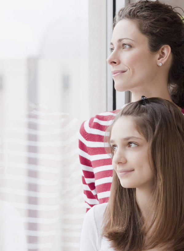 西方人,儿童,中年人,两个人,家庭,母亲,女儿,高楼大厦,站,笑,微笑,竖图,室内,白天,正面,纯洁,窗户,大厦,建筑,摩天大楼,欧洲,欧洲人,条纹,服装,棕色,注视,休闲装,玻璃窗,小孩,衣服,红色,观察,看,站着,休闲,温暖,温馨,母女,一家人,休闲服,可爱,母爱,童年,童趣,服饰,观看,和睦,察看,关注,童真,烂漫,无邪,天真,女孩,女人,女性,中年女性,白种人,孩子,长发,站立,半身,彩图,大楼,高层建筑,高楼,摩天楼,融洽,女生