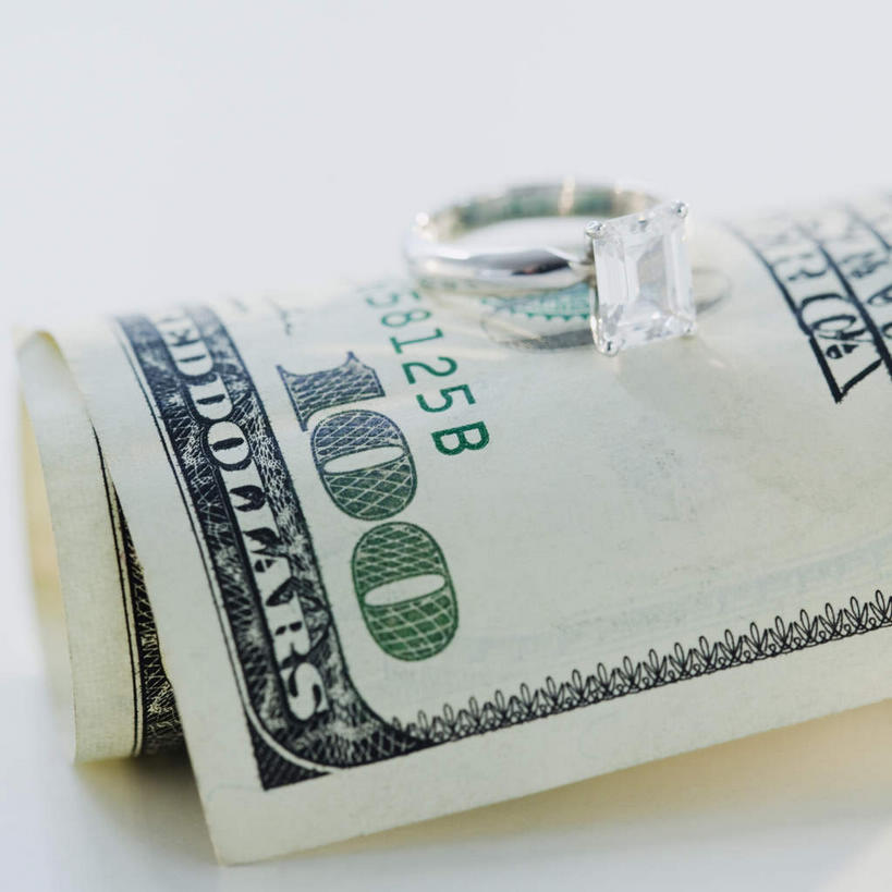 无人,方图,俯视,室内,特写,白天,白色背景,爱情,奢侈,钱,美元,静物,珠宝,一张,阴影,朦胧,模糊,反射,标志,矿石,钱币,数字,文字,影子,字符,美金,浪漫,标识,钻石,装饰品,一个,戒指,饰品,首饰,恩爱,钞票,金融,纸币,摄影,阿拉伯数字,影棚,经济,单个,金刚石,昂贵,坚硬,信物,贵重,宝石,权利,坚定,美圆,流通,纸钞,贸易,信念,手饰,约定,宝贵,货币,现金,彩图,高角度拍摄,影棚拍摄,拍摄