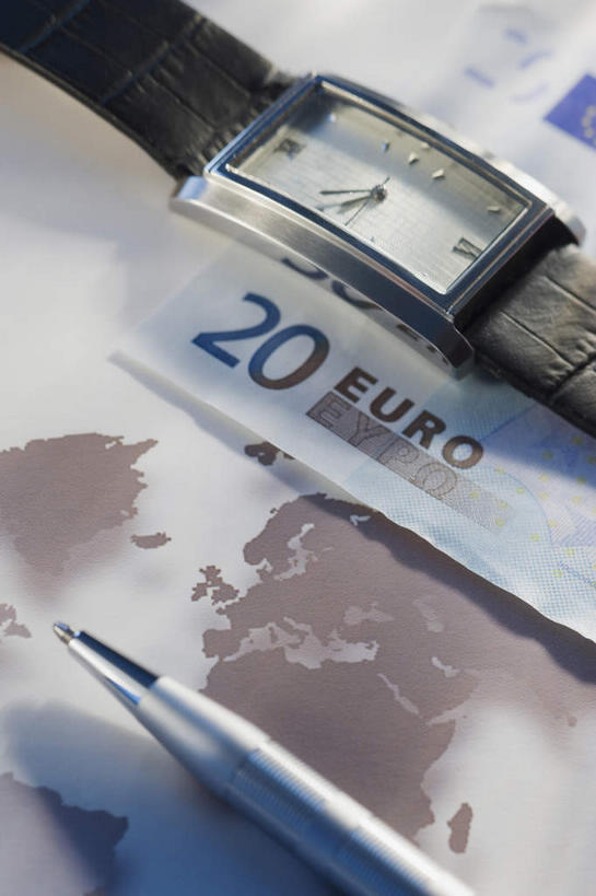 无人,竖图,俯视,室内,特写,白天,钱,海洋,静物,地图,一张,阴影,时间,反射,笔,标志,钱币,时钟,手表,数字,文字,影子,字符,世界地图,陆地,办公用品,欧元,计时,标识,水笔,文具,一个,学习用品,钟表,表,钞票,金融,纸币,摄影,国家,阿拉伯数字,影棚,经济,单个,腕表,文具用品,一支,大陆,世界,大洋洲,版图,流通,纸钞,贸易,货币,现金,钟,彩图,高角度拍摄,影棚拍摄,拍摄