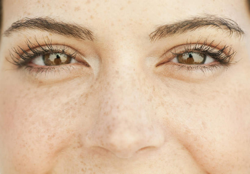 西方人,脸,头,眼睛,鼻子,脸颊,眉毛,睫毛,一个人,横图,室内,特写,白天,正面,欧洲,欧洲人,瞳孔,仅一个年轻女性,仅一个女性,仅一个人,斑点,注视,观察,看,眼部,观看,察看,雀斑,关注,雀瘢,年轻女性,女人,女性,白种人,头部,鼻,鼻孔,睫,脸部,脸蛋,眉,面部,眼,眼睫毛,眼眉,半身,彩图,眼眉毛