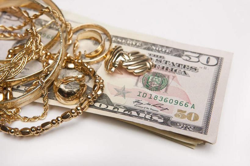 无人,横图,俯视,室内,特写,白天,白色背景,爱情,奢侈,钱,美元,桌面,桌子,静物,项链,珠宝,阴影,反射,金属,木制,钱币,影子,美金,黄金,装饰品,耳环,木制品,饰品,手链,首饰,钞票,金融,纸币,摄影,手镯,影棚,经济,昂贵,贵重,坚定,美圆,镯子,流通,纸钞,贸易,信念,贵金属,约定,耳饰,宝贵,货币,现金,彩图,高角度拍摄,影棚拍摄,拍摄,金子