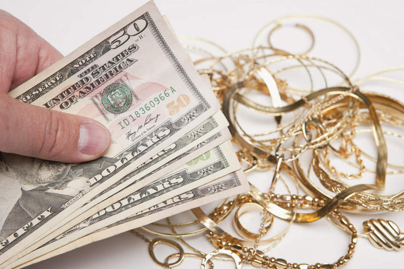 西方人,手,一个人,横图,俯视,室内,特写,白天,白色背景,爱情,奢侈,钱,美元,桌面,桌子,项链,珠宝,欧洲,欧洲人,仅一个男性,仅一个人,仅一个中年男性,握,阴影,反射,金属,木制,钱币,影子,美金,拿,拿着,黄金,装饰品,耳环,木制品,饰品,手链,首饰,手部,握着,钞票,金融,纸币,摄影,手镯,影棚,经济,单手,昂贵,贵重,坚定,美圆,镯子,流通,纸钞,贸易,信念,贵金属,约定,耳饰,宝贵,货币,现金,男人,男性,中年男性,白种人,半身,彩图,高角度拍摄,影棚拍摄,拍摄,金子