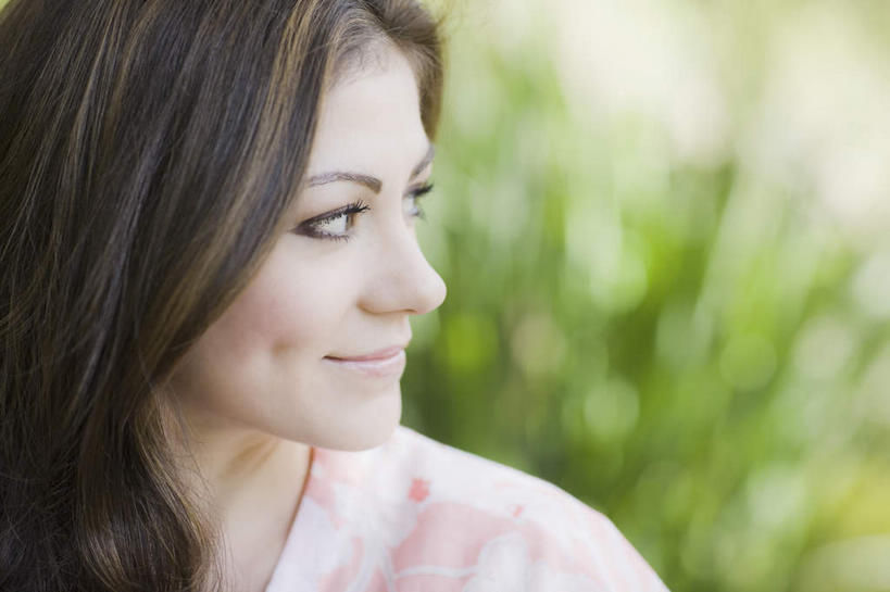 西方人,脸,头,脸颊,头发,一个人,笑,微笑,横图,室外,特写,白天,正面,植物,欧洲,欧洲人,仅一个年轻女性,仅一个女性,仅一个人,服装,枯萎,朦胧,模糊,棕色,枯草,扭头,注视,休闲装,草,衣服,黄色,观察,看,转头,休闲,休闲服,服饰,观看,察看,关注,酒涡,梨涡,年轻女性,女人,女性,白种人,头部,长发,直发,脸部,脸蛋,面部,半身,彩图