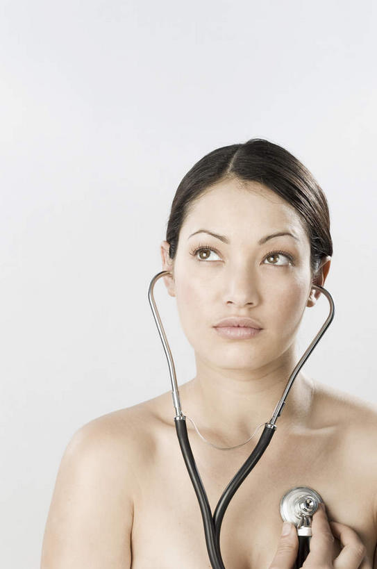 西方人,脸,头,脸颊,脖子,手,一个人,站,竖图,室内,特写,白天,白色背景,正面,欧洲,欧洲人,仅一个年轻女性,仅一个女性,仅一个人,握,拿,听,拿着,注视,裸露,肩膀,听诊器,观察,看,站着,手部,握着,摄影,影棚,观看,单手,察看,医疗设备,关注,裸,医疗器械,医疗工具,检测工具,年轻女性,女人,女性,白种人,头部,脖,颈,颈部,脸部,脸蛋,面部,站立,半身,彩图,影棚拍摄,拍摄