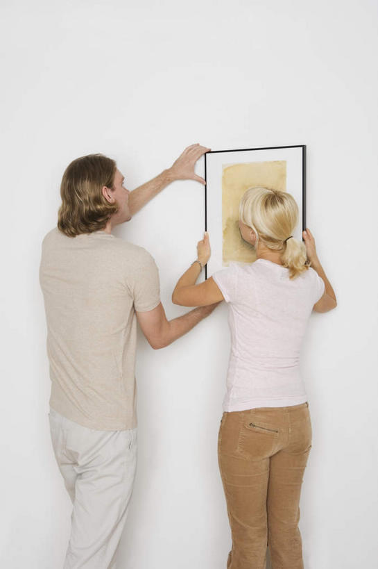 西方人,两个人,站,竖图,室内,白天,爱情,绘画,欧洲,欧洲人,握,服装,艺术,墙,古典,浪漫,拿,拿着,注视,文化,墙壁,墙面,背面,衣服,白色,工艺品,观察,看,品味,站着,温暖,温馨,恩爱,握着,恋人,服饰,观看,美术,和睦,察看,高雅,衣着,穿着,关注,一幅,美学,衣饰,男人,男性,年轻女性,女人,女性,中年男性,白种人,情侣,站立,半身,彩图,伴侣,融洽