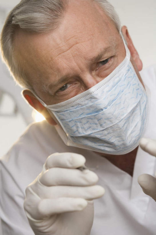 西方人,脸,头,脸颊,手,一个人,牙科医生,竖图,室内,特写,白天,仰视,工作服,制服,照明,欧洲,欧洲人,仅一个男性,仅一个人,仅一个中年男性,一根,握,服装,分离,灯光,过滤,拿,分开,拿着,注视,肩膀,灯,衣服,白色,口罩,手套,灯具,观察,看,手部,隔断,橡胶,握着,遮掩,服饰,观看,单手,隔离,照亮,察看,手术,卫生,掩盖,遮挡,衣着,照明设备,穿着,关注,净化,间隔,橡胶手套,预防,橡胶制品,遮盖,无影灯,防尘,医用手套,掩饰,断绝,隔开,屏蔽,屏绝,远离,中断,阻遏,阻隔,工作制服,衣饰,探针,男人,男性,中年男性,白种人,头部,脸部,脸蛋,面部,牙医,半身,彩图,低角度拍摄,工作套服