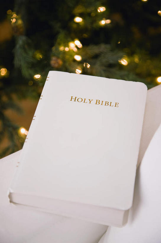 无人,竖图,俯视,室内,特写,白天,静物,书籍,一本,阴影,节日,朦胧,模糊,光线,英文,标志,文字,影子,字符,字母,灯光,圣经,文化,标识,书本,祈祷,健康,许愿,宗教,信仰,纪念,英文字母,祈求,经书,平安,书,图书,彩图,高角度拍摄,耶经