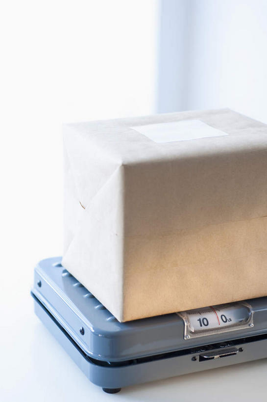 无人,竖图,俯视,室内,特写,白天,白色背景,仪器,静物,朦胧,模糊,包装,标志,数字,文字,纸箱,字符,标识,一个,容器,箱子,摄影,阿拉伯数字,影棚,单个,一台,衡量,纸板箱,计量,台秤,包装箱,衡器,秤,彩图,高角度拍摄,影棚拍摄,拍摄