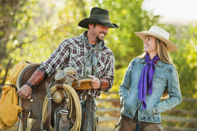 西方人,两个人,站,笑,微笑,露齿笑,横图,室外,白天,正面,爱情,森林,树林,植物,帽子,欧洲,欧洲人,握,阴影,服装,朦胧,模糊,装饰,光线,丝巾,影子,浪漫,拿,拿着,注视,休闲装,相视,座位,马鞍,树,树木,衣服,绿色,阳光,自然,绳子,观察,看,站着,休闲,温暖,温馨,面对面,休闲服,牛仔帽,恩爱,握着,恋人,服饰,生长,成长,观看,对视,绳索,华丽,点缀,和睦,察看,互视,双手插袋,关注,相对,手插袋,套索,相看,双手抄兜,双手放兜,衬托,美观,雅致,雅观,马具,男人,男性,年轻女性,女人,女性,中年男性,白种人,情侣,插兜,两手抄兜,两手放兜,手插兜,手放口袋,站立,半身,彩图,伴侣,融洽,手抄兜