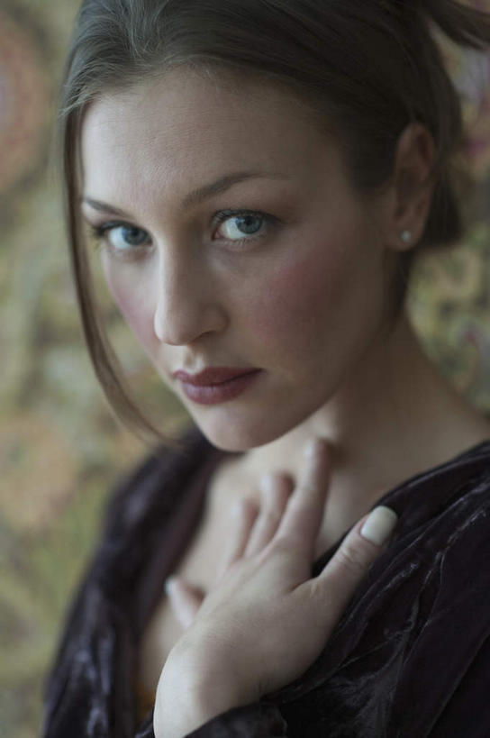 西方人,脸,头,脸颊,手,一个人,站,摸,竖图,室内,特写,白天,正面,壁纸,欧洲,欧洲人,仅一个女性,仅一个人,抚摸,服装,朦胧,模糊,墙,注视,休闲装,肩膀,墙壁,墙面,衣服,黑色,观察,看,站着,仅一个中年女性,休闲,手部,休闲服,服饰,观看,单手,察看,关注,女人,女性,中年女性,白种人,头部,脸部,脸蛋,面部,墙纸,触摸,接触,站立,半身,彩图