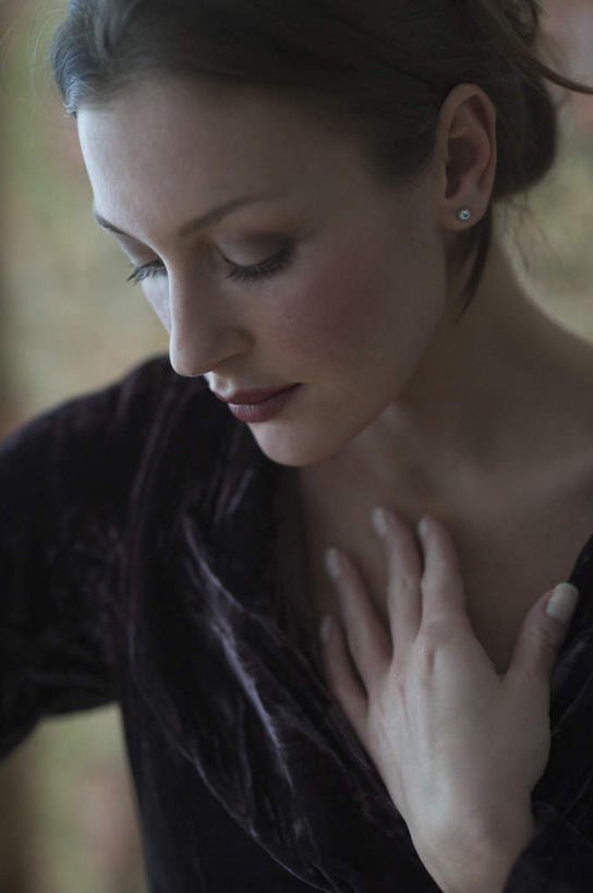 西方人,脸,头,脸颊,手,一个人,站,闭眼,摸,竖图,室内,特写,白天,正面,壁纸,欧洲,欧洲人,仅一个女性,仅一个人,抚摸,服装,朦胧,模糊,墙,休闲装,肩膀,墙壁,墙面,衣服,黑色,站着,仅一个中年女性,休闲,手部,休闲服,服饰,单手,女人,女性,中年女性,白种人,头部,脸部,脸蛋,面部,墙纸,闭眼睛,闭着眼,闭着眼睛,触摸,接触,站立,半身,彩图