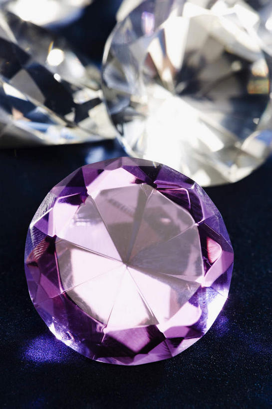 无人,竖图,俯视,室内,特写,白天,爱情,奢侈,静物,珠宝,阴影,蓝色背景,反射,矿石,影子,钻石,三个,摄影,影棚,金刚石,昂贵,坚硬,贵重,宝石,坚定,信念,红宝石,约定,宝贵,彩图,高角度拍摄,影棚拍摄,拍摄