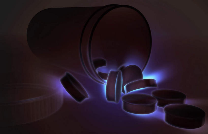 无人,横图,室内,特写,白天,正面,安全,静物,一堆,堆叠,堆积,黑色背景,药剂,药瓶,药丸,防护,光芒,药片,药品,治疗,堆,保护,药物,医疗,保险,预防,平安,彩图