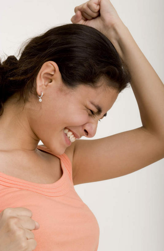 东方人,手,一个人,站,举,闭眼,竖图,室内,白天,侧面,房间,亚洲,仅一个女性,仅一个人,握,阴影,服装,光线,影子,墙,灯光,休闲装,黄种人,墙壁,墙面,一个,衣服,耳环,托,站着,张嘴,仅一个中年女性,休闲,疼痛,手部,休闲服,握着,服饰,单个,悲伤,痛苦,张大嘴巴,耳饰,疾苦,苦楚,女人,女性,中年女性,亚洲人,张开嘴,闭眼睛,闭着眼,闭着眼睛,举起,举手,举着,向上举,向上伸,向上托,站立,半身,彩图