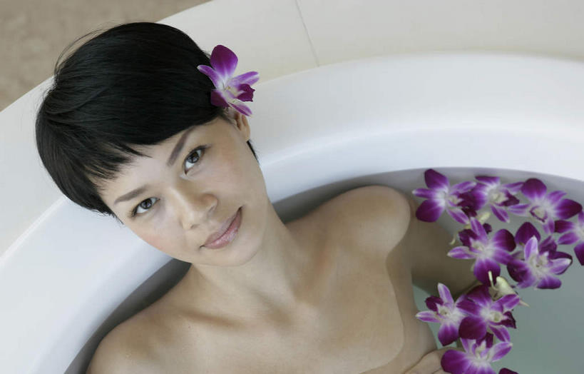 东方人,一个人,躺,笑,微笑,横图,俯视,室内,白天,神秘,水,卫生间,浴室,亚洲,仅一个年轻女性,仅一个女性,仅一个人,盛开,液体,水滴,花蕾,注视,黄种人,裸露,花,花瓣,花朵,鲜花,紫色,浴缸,花苞,花蕊,观察,看,泡澡,观看,察看,优美,庄重,高贵,关注,消极,裸,冷色,卧着,孤寂,年轻女性,女人,女性,亚洲人,淋浴房,躺着,卧,半身,彩图,高角度拍摄,冲凉房,沐浴间,沐浴室,奢华