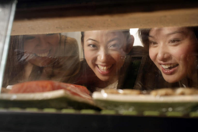 米饭,寿司,东方人,脸,头,脸颊,三个人,伙伴,朋友,笑,微笑,露齿笑,横图,室内,白天,正面,烹饪,友谊,亚洲,弯腰,服装,日本料理,料理,食品,饭,注视,休闲装,黄种人,菜肴,美食,食物,衣服,柜台,日式料理,观察,看,休闲,日式,休闲服,服饰,佳肴,观看,五谷,察看,关注,醋饭,弯身,四喜饭,友情,年轻女性,女人,女性,亚洲人,头部,脸部,脸蛋,面部,半身,彩图