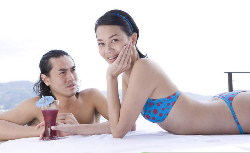 东方人,两个人,躺,横图,室外,白天,侧面,泳装,比基尼,爱情,性感,杯子,亚洲,阴影,朦胧,模糊,装饰,鲜艳,光线,伞,影子,纸伞,酒类,一杯,浪漫,美丽,注视,黄种人,漂亮,文化,玻璃制品,酒,饮料,一个,蓝色,蓝天,天空,阳光,水杯,鸡尾酒,天,观察,看,温暖,温馨,恩爱,调酒,恋人,晴朗,单个,观看,华丽,修饰,点缀,和睦,察看,创造,优美,关注,摩登,艳丽,想象,小伞,万里无云,衬托,美观,雅致,雅观,斑斓,标致,瑰丽,娇艳,锦绣,娟秀,俊丽,奇丽,俏丽,时兴,秀丽,鸡尾酒伞,酒杯伞,伞签,卧着,男人,男性,年轻男性,年轻女性,女人,女性,亚洲人,情侣,玻璃杯,晴空,晴空万里,躺着,卧,半身,彩图,三点式,泳衣,伴侣,融洽