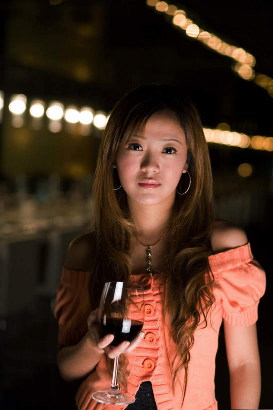 红酒,葡萄酒,东方人,一个人,站,竖图,室内,夜晚,正面,杯子,照明,亚洲,仅一个年轻女性,仅一个女性,仅一个人,握,服装,朦胧,模糊,鲜艳,彩灯,高脚杯,灯光,红酒杯,酒类,一杯,美丽,拿,拿着,黄种人,漂亮,玻璃制品,灯,酒,饮料,衣服,酒杯,灯具,站着,红葡萄酒,握着,服饰,花灯,照亮,优美,衣着,照明设备,穿着,摩登,艳丽,衣饰,斑斓,标致,瑰丽,娇艳,锦绣,娟秀,俊丽,奇丽,俏丽,时兴,秀丽,年轻女性,女人,女性,亚洲人,玻璃杯,站立,半身,彩图