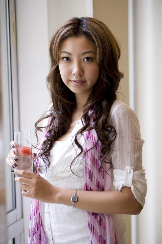 果汁,东方人,一个人,站,竖图,室内,白天,正面,窗户,杯子,亚洲,仅一个年轻女性,仅一个女性,仅一个人,握,阴影,服装,朦胧,模糊,鲜艳,光线,影子,墙,饮品,一杯,美丽,拿,拿着,休闲装,黄种人,漂亮,玻璃窗,墙壁,墙面,玻璃制品,饮料,衣服,水杯,站着,休闲,休闲服,握着,服饰,优美,衣着,穿着,可口,摩登,艳丽,衣饰,斑斓,标致,瑰丽,娇艳,锦绣,娟秀,俊丽,奇丽,俏丽,时兴,秀丽,适口,年轻女性,女人,女性,亚洲人,玻璃杯,站立,半身,彩图