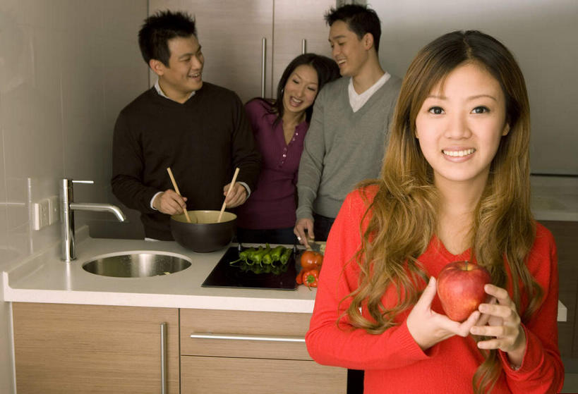 东方人,四个人,伙伴,朋友,站,横图,室内,白天,正面,友谊,水,柜子,筷子,苹果,萝卜,胡萝卜,芹菜,蔬菜,西红柿,椰菜,卷心菜,餐具,水果,照明,亚洲,握,飞溅,服装,朦胧,模糊,新鲜,溅,水槽,水龙头,液体,水滴,灯光,食品,果实,储物柜,拿,拿着,注视,休闲装,黄种人,文化,水斗,传统,顶灯,开关,灯,水珠,食物,衣服,灯具,打开,观察,看,站着,休闲,休闲服,甘蓝,握着,服饰,有机食品,绿色食品,观看,礼节,照亮,阀门,察看,开启,照明设备,储存,关注,喷洒,礼仪,根芹菜,根洋芹,球根塘蒿,水咀,储备,蕴藏,贮备,友情,男人,男性,年轻男性,年轻女性,女人,女性,亚洲人,进餐用具,药芹,水芹,结球甘蓝,红萝卜,旱芹,甘荀,甘兰,番茄,包心菜,站立,半身,彩图,贮存