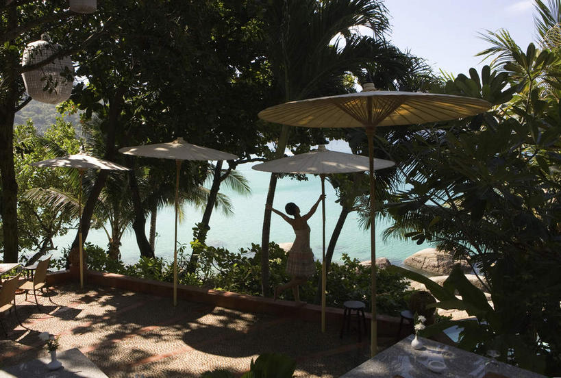 东方人,一个人,站,伸展双臂,横图,室外,白天,旅游,度假,湖,湖泊,美景,水,植物,叶子,泰国,亚洲,仅一个年轻女性,仅一个女性,仅一个人,阴影,服装,光线,伞,影子,雨伞,遮阳伞,湖面,景观,水流,水面,绿叶,注视,休闲装,黄种人,娱乐,阳伞,背面,衣服,蓝色,绿色,蓝天,天空,阳光,自然,湖水,天,观察,看,站着,享受,休闲,休闲服,嫩叶,景色,放松,服饰,东南亚,生长,晴朗,成长,观看,察看,关注,自然风光,万里无云,泰王国,年轻女性,女人,女性,亚洲人,叶,叶片,晴空,晴空万里,敞开双臂,伸开双臂,展开双肩,站立,张开手臂,张开双臂,半身,彩图