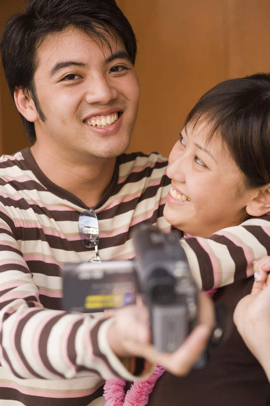 东方人,两个人,站,笑,微笑,露齿笑,竖图,室内,白天,正面,爱情,相机,亚洲,握,服装,浪漫,拿,拿着,注视,休闲装,黄种人,拍照,衣服,数码相机,观察,看,站着,休闲,温暖,温馨,休闲服,恩爱,握着,恋人,摄影,服饰,观看,和睦,察看,关注,想象,设想,男人,男性,年轻男性,年轻女性,女人,女性,亚洲人,情侣,设计,照相机,站立,半身,彩图,照相,构想,假想,伴侣,融洽