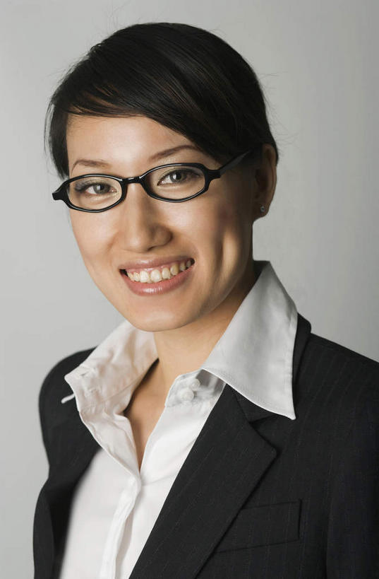 东方人,一个人,商务人士,商务女性,笑,微笑,露齿笑,竖图,室内,白天,白色背景,正面,亚洲,仅一个年轻女性,仅一个女性,仅一个人,一副,套装,眼镜,黄种人,黑色,辫子,商务装,近视眼镜,工薪阶层,酒涡,梨涡,年轻女性,女人,女性,亚洲人,长发,白领,上班族,半身,彩图