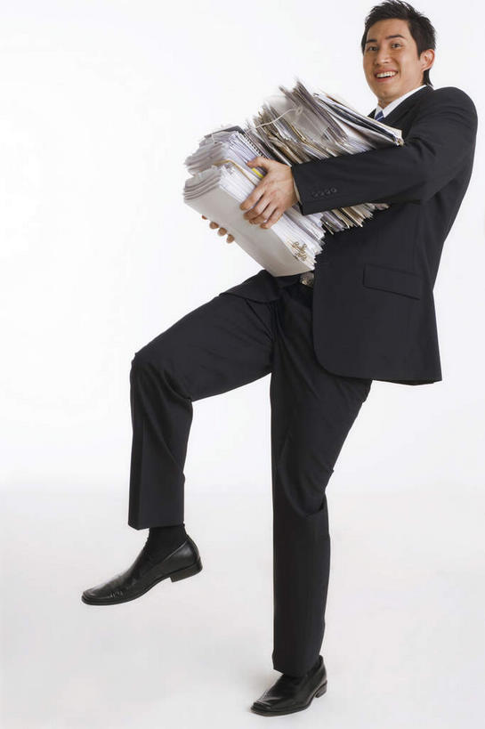 东方人,腿部,腿,一个人,商务人士,商务男性,站,捧,竖图,室内,白天,白色背景,正面,衬衫,亚洲,仅一个男性,仅一个人,一堆,许多,抬,堆叠,堆积,套装,材料,档案,文件,扭头,注视,黄种人,仅一个年轻男性,黑色,资料,观察,看,站着,转头,摄影,影棚,观看,堆,察看,关注,文档,商务装,抬着,工薪阶层,男人,男性,年轻男性,亚洲人,白领,上班族,端,端着,捧着,手捧,站立,彩图,全身,影棚拍摄,衬衣,拍摄,短发