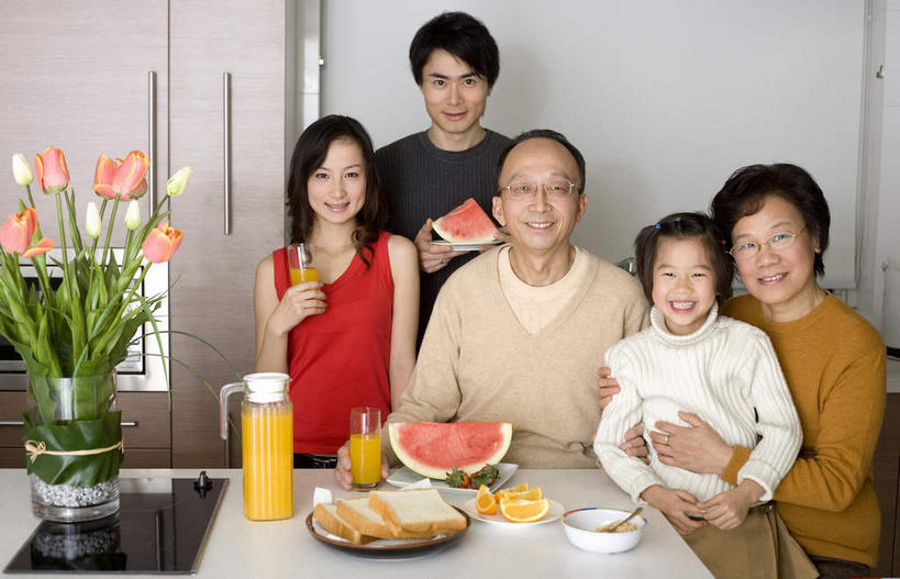 东方人,儿童,老年人,夫妻,母亲,父亲,女儿,祖母,祖父,三代同堂,坐,抱,捧,笑,微笑,露齿笑,横图,室内,白天,正面,爱情,纯洁,植物,餐桌,桌子,郁金香,西瓜,杯子,餐具,花瓶,水果,叶子,亚洲,许多,切开,服装,新鲜,盛开,木制,碟子,盘,墙,生食,食品,果实,一杯,浪漫,祝福,花蕾,扭头,注视,休闲装,黄种人,祖孙三代,墙壁,墙面,玻璃制品,花,花瓣,花朵,花卉,鲜花,食物,饮料,一个,小孩,衣服,黄色,红色,绿色,白色,黑色,盘子,玻璃瓶,木制品,瓶子,水杯,碟,花束,花苞,花蕊,观察,看,切,转头,休闲,温暖,温馨,父女,母女,休闲服,恩爱,父爱,可爱,母爱,童年,童趣,恋人,服饰,有机食品,绿色食品,奶奶,爷爷,单个,餐台,抱着,观看,祖孙,和睦,察看,表白,搂着,关注,荣誉,剖面,童真,烂漫,无邪,切面,外婆,外孙女,外祖母,外公,外祖父,永恒,天真,老年男性,老年女性,男人,男性,年轻男性,年轻女性,女孩,女人,女性,亚洲人,孩子,年轻人,夫妇,情侣,全家福,孙女,玻璃杯,郁香,洋荷花,草麝香,寒瓜,端,端着,怀抱,搂,搂抱,捧着,手捧,相抱,拥抱,坐着,半身,彩图,伴侣,融洽,女生,爸爸,多代同堂,妈妈