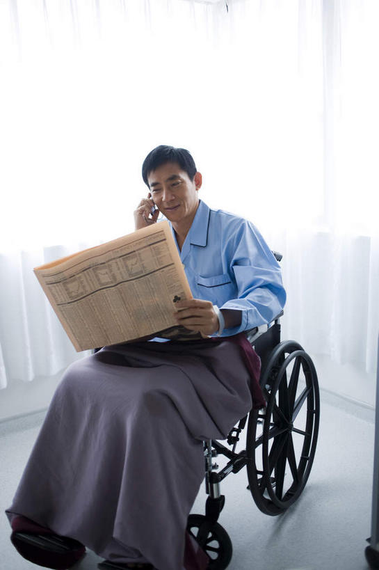 东方人,一个人,病人,医院,坐,打电话,竖图,室内,白天,侧面,报纸,电话,手机,纺织品,亚洲,仅一个男性,仅一个人,仅一个中年男性,一把,一条,握,装饰,信息,工具,毛毯,毯子,拿,听,拿着,注视,黄种人,通讯设备,纺织,轮椅,垫子,复健,观察,看,康复,温暖,器械,握着,观看,新闻,华丽,修饰,一份,点缀,察看,医疗设备,关注,医疗器械,医疗工具,医疗机构,一部,衬托,美观,雅致,雅观,辅助设备,交流,男人,男性,中年男性,亚洲人,患者,就医者,沟通,通话,坐着,半身,彩图,病院,诊所,报刊