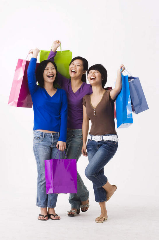 东方人,三个人,站,举,笑,微笑,露齿笑,竖图,室内,白天,白色背景,正面,购物,兴奋,消费,袋子,亚洲,服装,包装袋,手提袋,购物袋,休闲装,黄种人,衣服,托,站着,休闲,休闲服,金融,摄影,服饰,影棚,欢快,喜悦,购买,欢腾,贸易,庆幸,年轻女性,女人,女性,亚洲人,举起,举手,举着,向上举,向上伸,向上托,站立,彩图,全身,影棚拍摄,高兴,欢乐,开心,愉快,拍摄