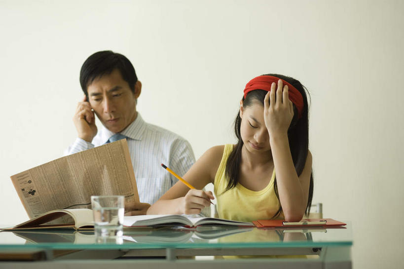 东方人,两个人,父亲,女儿,坐,打电话,横图,室内,白天,正面,看书,阅读,桌子,杯子,电话,手机,书籍,玻璃,亚洲,学习,阴影,服装,光线,笔,影子,办公桌,办公用品,休闲装,黄种人,通讯设备,玻璃制品,文具,衣服,阳光,水杯,学习用品,书本,看,休闲,父女,休闲服,父爱,读书,浏览,服饰,文具用品,交流,男人,男性,年轻男性,年轻女性,女人,女性,亚洲人,玻璃杯,书,图书,沟通,通话,坐着,半身,彩图