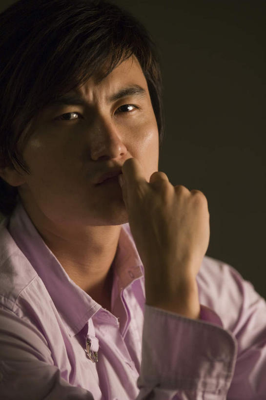 东方人,脸,头,嘴,脸颊,手,一个人,坐,竖图,室内,特写,白天,侧面,衬衫,亚洲,仅一个男性,仅一个人,撑,黑色背景,托腮,注视,黄种人,肩膀,仅一个年轻男性,嘟嘴,托,思考,手部,撅嘴,凝视,摄影,影棚,托下巴,凝望,思虑,谛视,男人,男性,年轻男性,亚洲人,头部,脸部,脸蛋,面部,嘴巴,嘴唇,坐着,半身,彩图,影棚拍摄,衬衣,拍摄