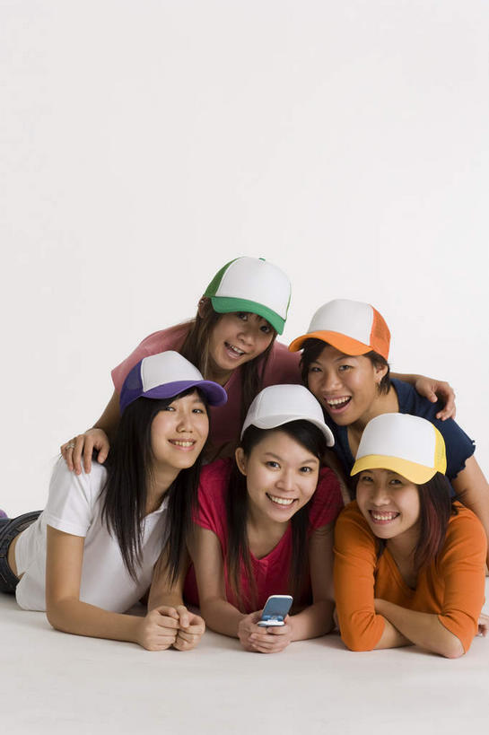 东方人,伙伴,朋友,笑,打电话,微笑,露齿笑,竖图,室内,白天,正面,友谊,电话,帽子,手机,亚洲,一排,服装,整齐,许多人,注视,休闲装,黄种人,通讯设备,运动帽,排列,衣服,观察,看,趴着,一群人,休闲,休闲服,鸭舌帽,搭,服饰,观看,察看,搭着,队列,关注,五顶,交流,友情,年轻女性,女人,女性,亚洲人,沟通,趴,通话,彩图,全身