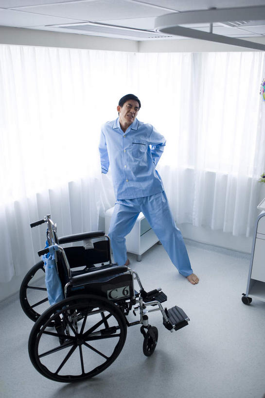 东方人,一个人,病人,医院,站,笑,微笑,竖图,俯视,室内,白天,窗帘,亚洲,仅一个男性,仅一个人,阴影,睡衣,装饰,光线,工具,影子,注视,黄种人,仅一个年轻男性,帘子,轮椅,复健,观察,看,站着,康复,器械,遮阳,观看,华丽,修饰,点缀,察看,医疗设备,病房,关注,医疗器械,医疗工具,医疗机构,衬托,美观,雅致,雅观,辅助设备,寝衣,男人,男性,年轻男性,亚洲人,患者,就医者,站立,彩图,高角度拍摄,全身,病院,诊所