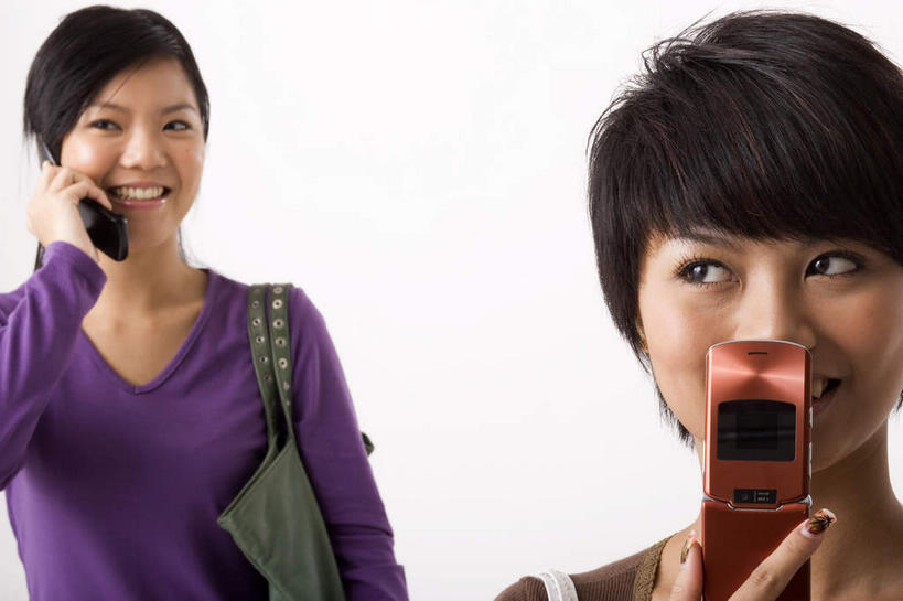 东方人,两个人,伙伴,朋友,站,笑,打电话,微笑,露齿笑,横图,室内,白天,白色背景,正面,友谊,电话,手机,亚洲,握,包,皮包,拿,听,拿着,注视,黄种人,通讯设备,一只,观察,看,站着,比较,握着,摄影,影棚,对比,观看,单肩包,察看,关注,对照,比拟,比照,尤物,交流,友情,年轻女性,女人,女性,亚洲人,沟通,通话,站立,半身,彩图,影棚拍摄,拍摄,两部,佳丽,丽人,美人